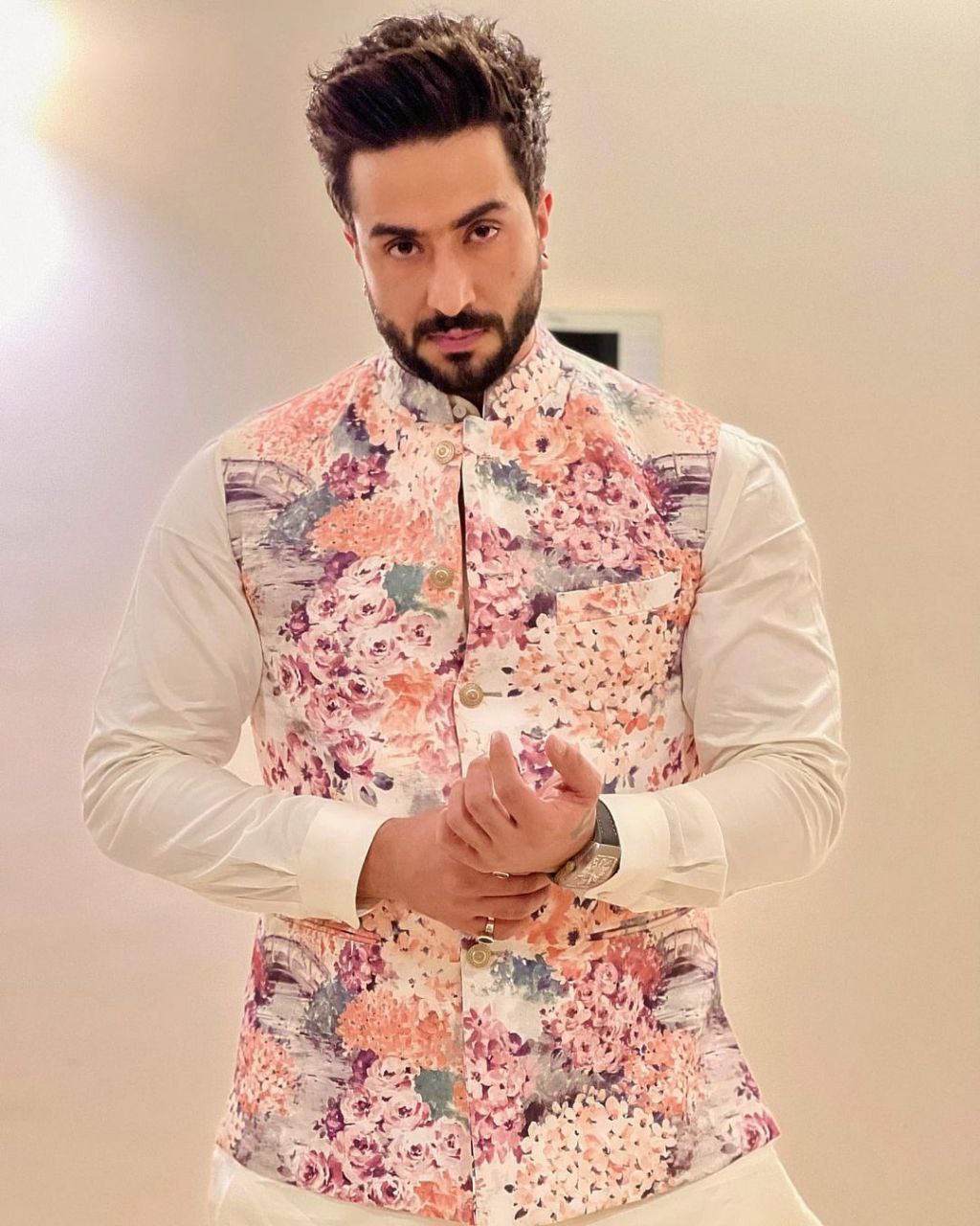 TRENDY OFF WHITE MODEL SATIN PRINTED BOTANICAL BUNDI KURTA SET