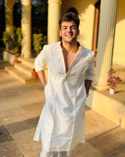 TRENDY ASHISH CHANCHALANI  WHITE EMBROIDERED KURTA PAJAMA SET FOR MEN'S