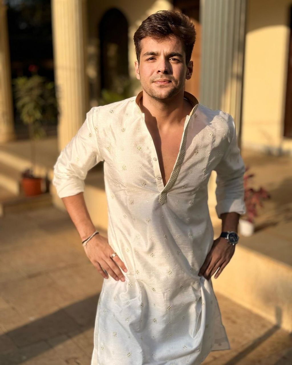 TRENDY ASHISH CHANCHALANI  WHITE EMBROIDERED KURTA PAJAMA SET FOR MEN'S